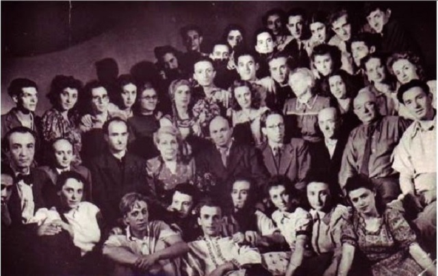 Соломон Михоэлс с выпускным курсом театрального училища при МосГОСЕТе, середина 1947г.