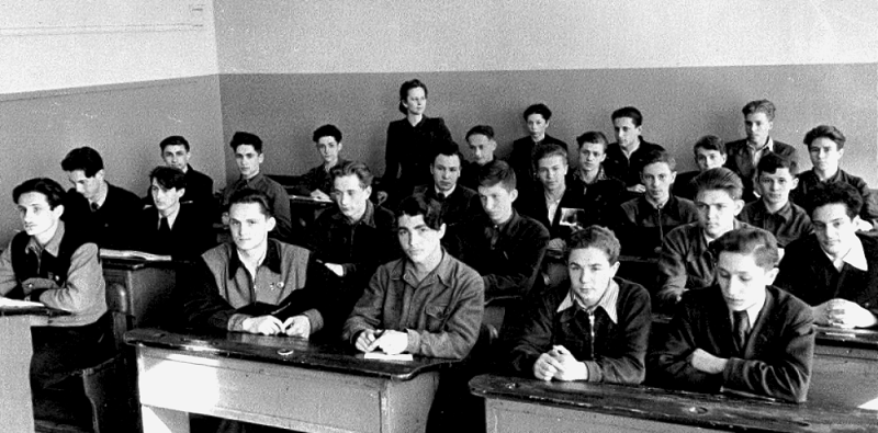 Фото 24а. 9"В" класс 135-й школы, классный руководитель Иветта Николаевна Фалеева, 1952 г.
